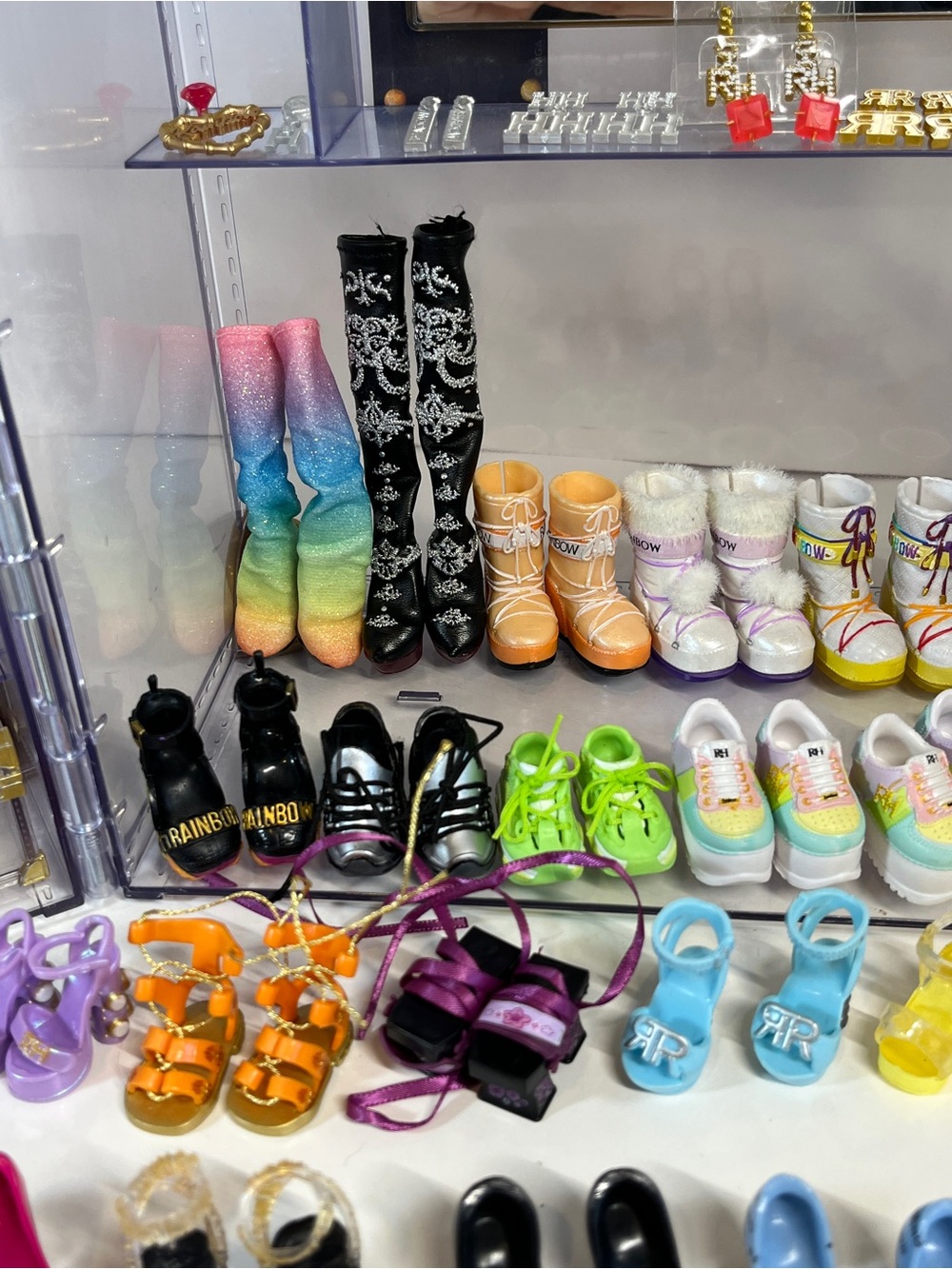 Rainbow High Doll Closet + 26 Pair of Shoes Boots Earrings Deluxe Fashion Lot - Picture 13 of 16